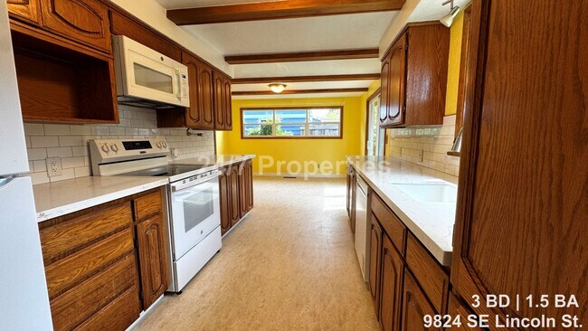 Building Photo - Vibrant 3BD | 1.5BA Home w/ Yard - SE Portland