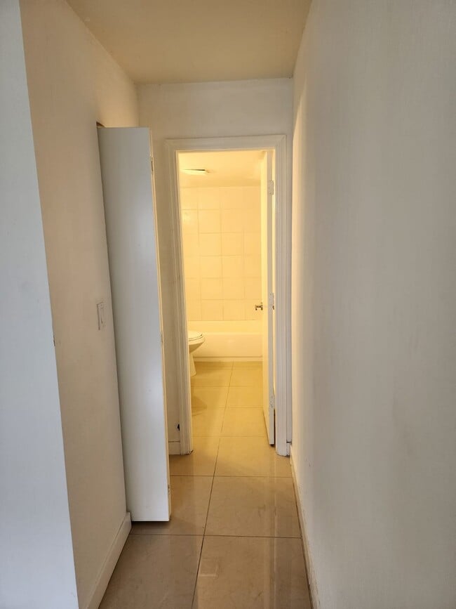 Building Photo - 15201 NE 6th Ave