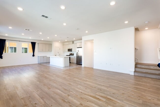 Building Photo - Contemporary Living in the Heart of Millenia