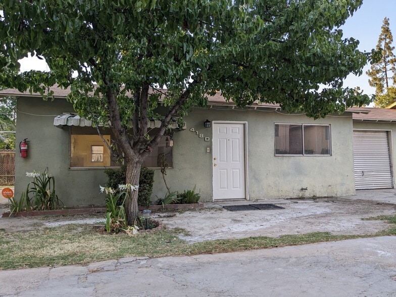 Little front yard and small backyard - 418 Real Rd