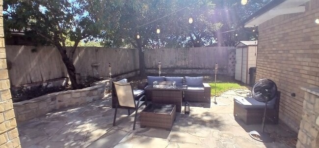 Building Photo - Move-In Ready Dallas Gem — 4 Bedrooms, 2 L...