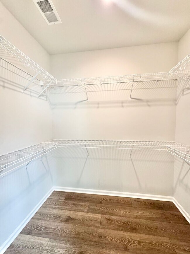 Building Photo - 5 Bedroom, 3.5 Bath Home!