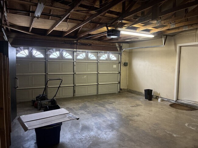 Building Photo - 3 Bedrooms with big backyard-CALL FOR OUR MOVE IN SPECIAL
