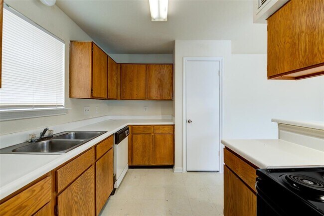 Building Photo - 3229 Hirschfield Rd