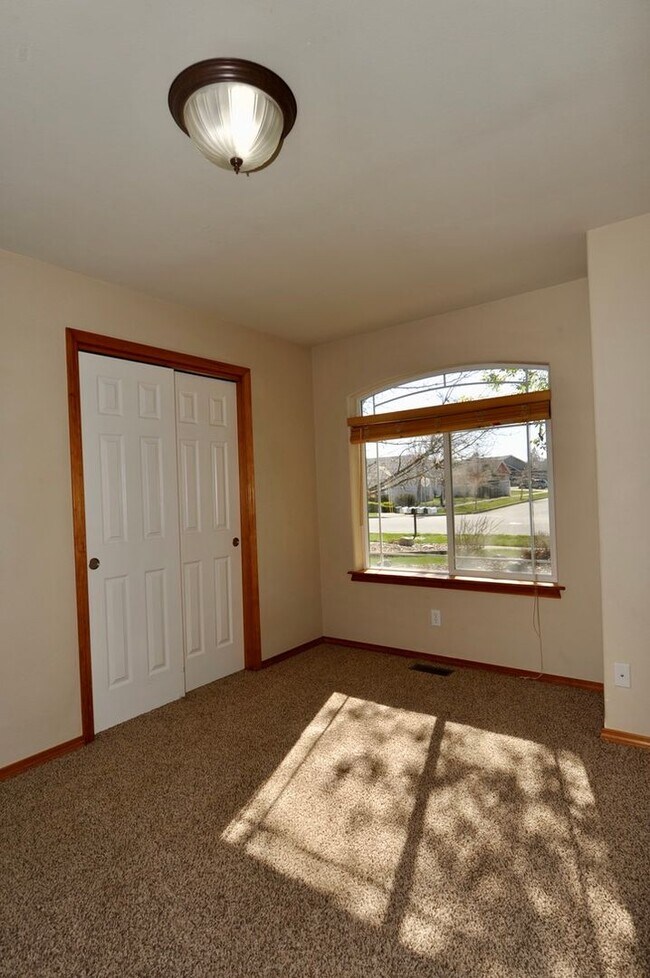 Building Photo - 3 bed 2 bath rancher with office