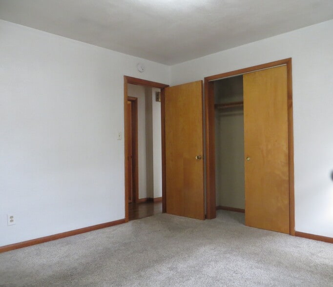 Building Photo - 1107 W Maple Ave S