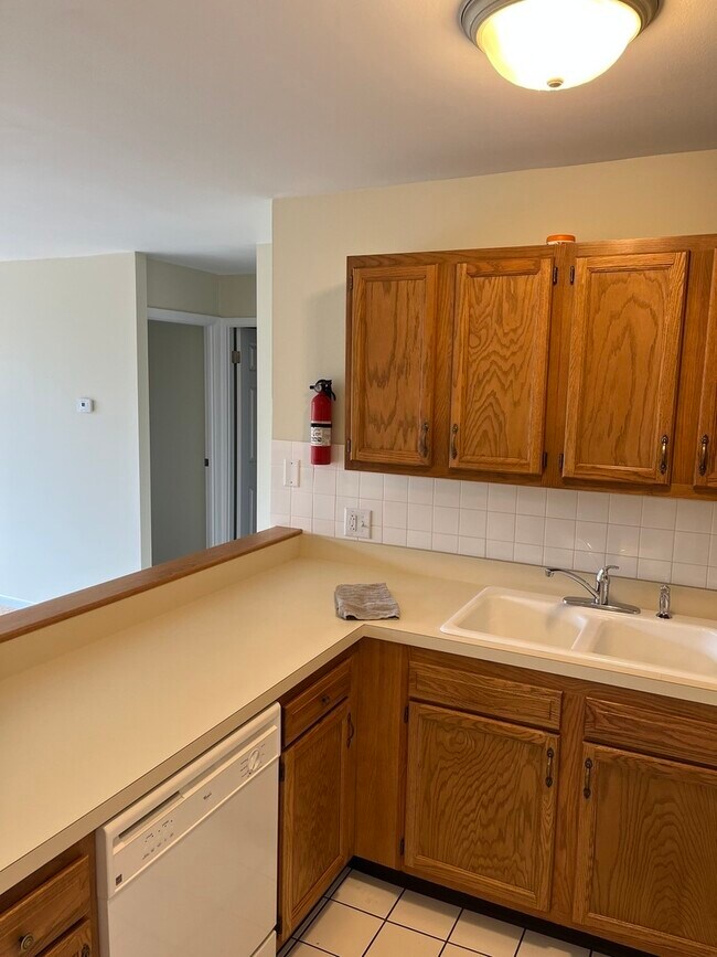 Building Photo - 6000 Oakwood Dr