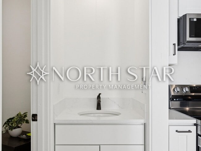 Building Photo - Remodeled Condo in the Heart of Old Town Lake Oswego