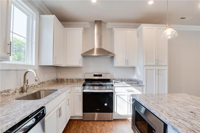 Building Photo - Like-New Two-Unit Condo in Sought-After Ch...