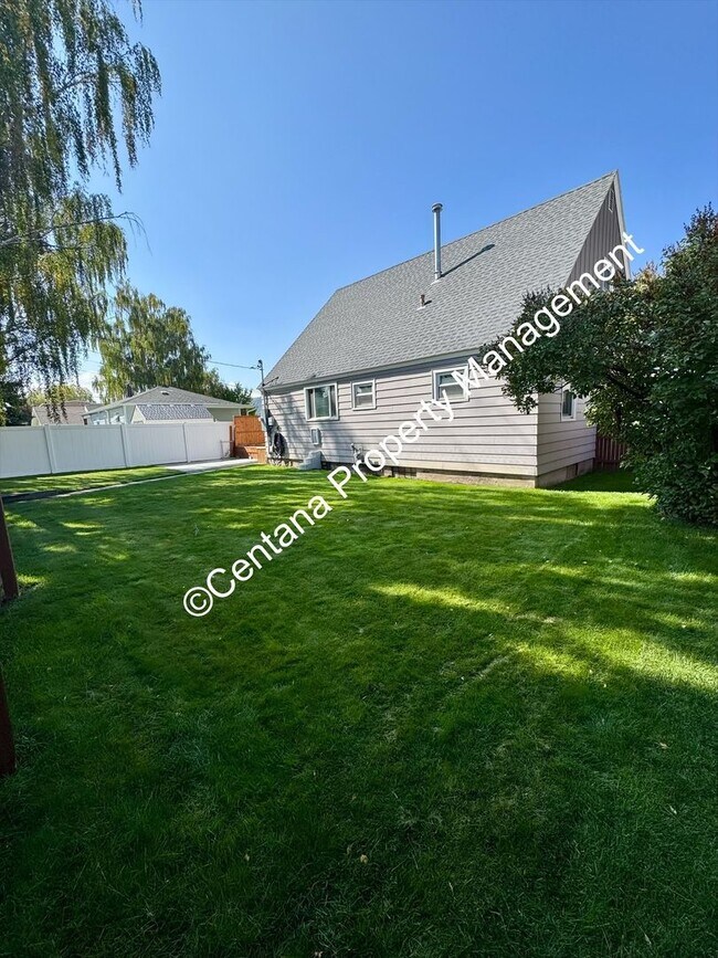 Building Photo - $500 off first months rent on 3 bed 2 bath...