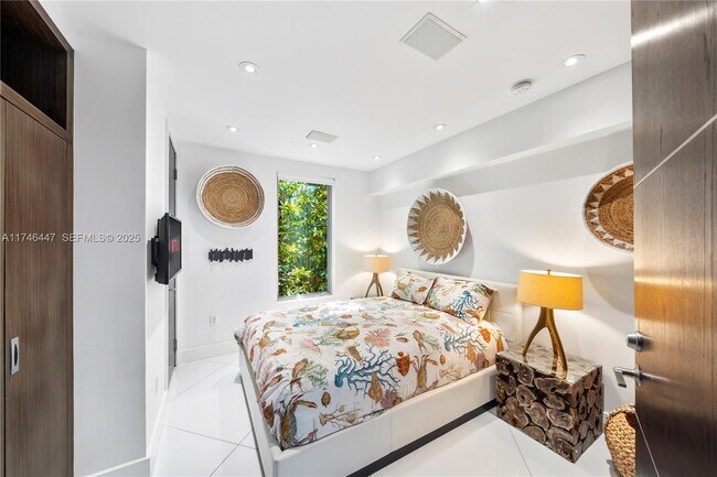 Building Photo - 227 E Dilido Dr