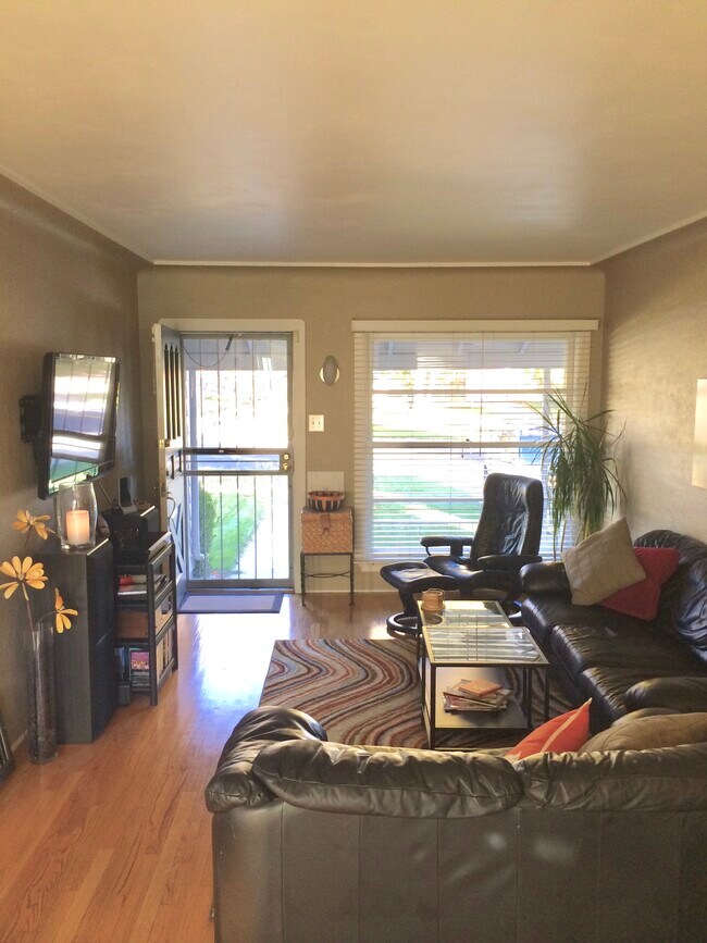 Living - 1545 S Steele St