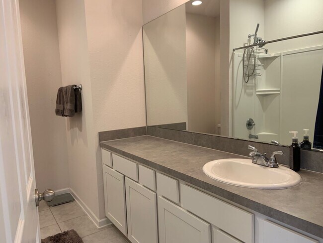Building Photo - 816 Redtail Ln