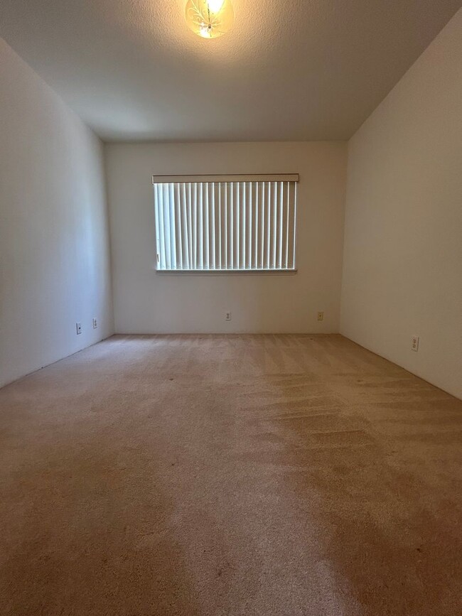 Building Photo - Beautiful & Spacious 5-Bedroom, 4-Bath Sin...