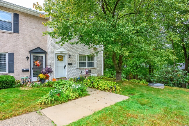 Building Photo - 38 Surrey Ln