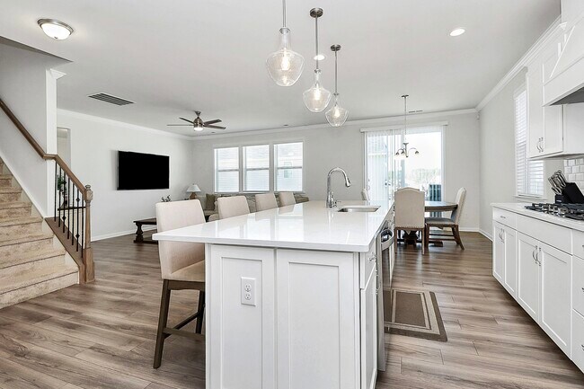 Building Photo - 17022 Carolina Pine Row