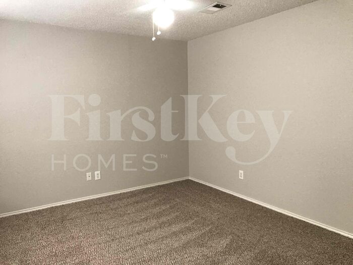 Building Photo - 5704 Creekhollow Dr