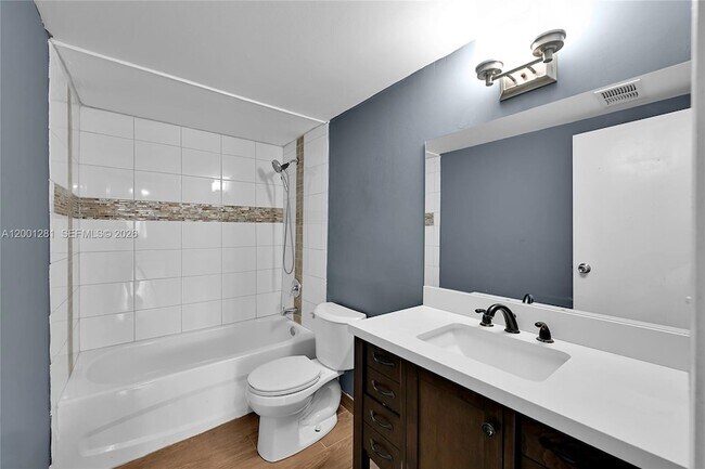 Building Photo - 2850 Somerset Dr