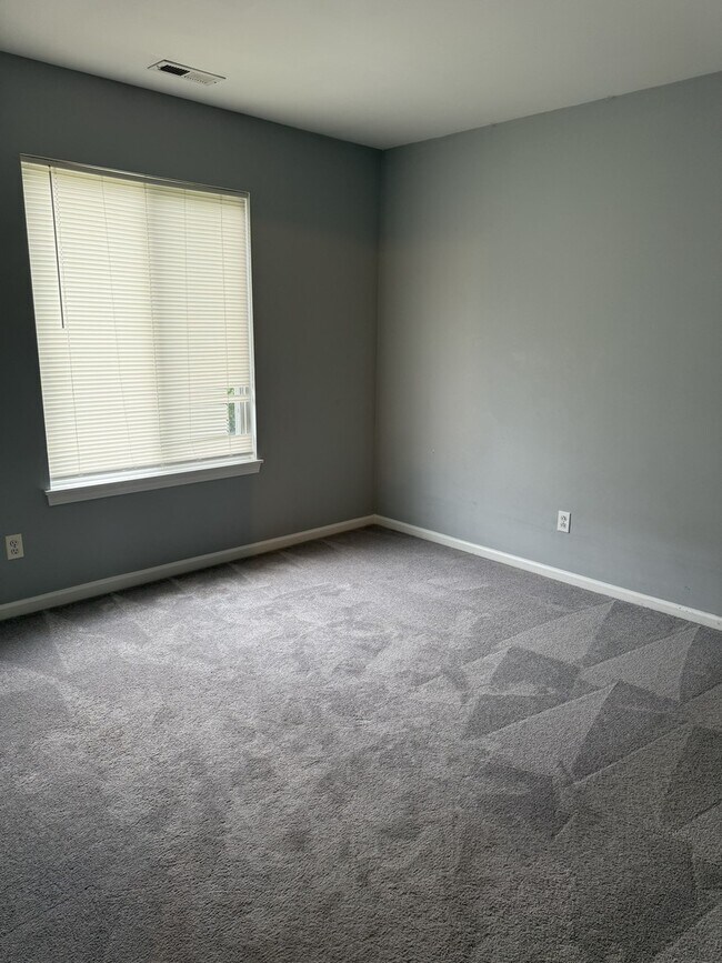 Building Photo - 384 Reston Cir
