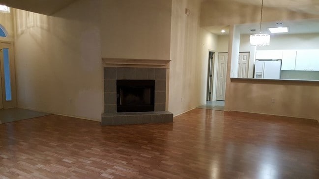 Building Photo - Capri Home