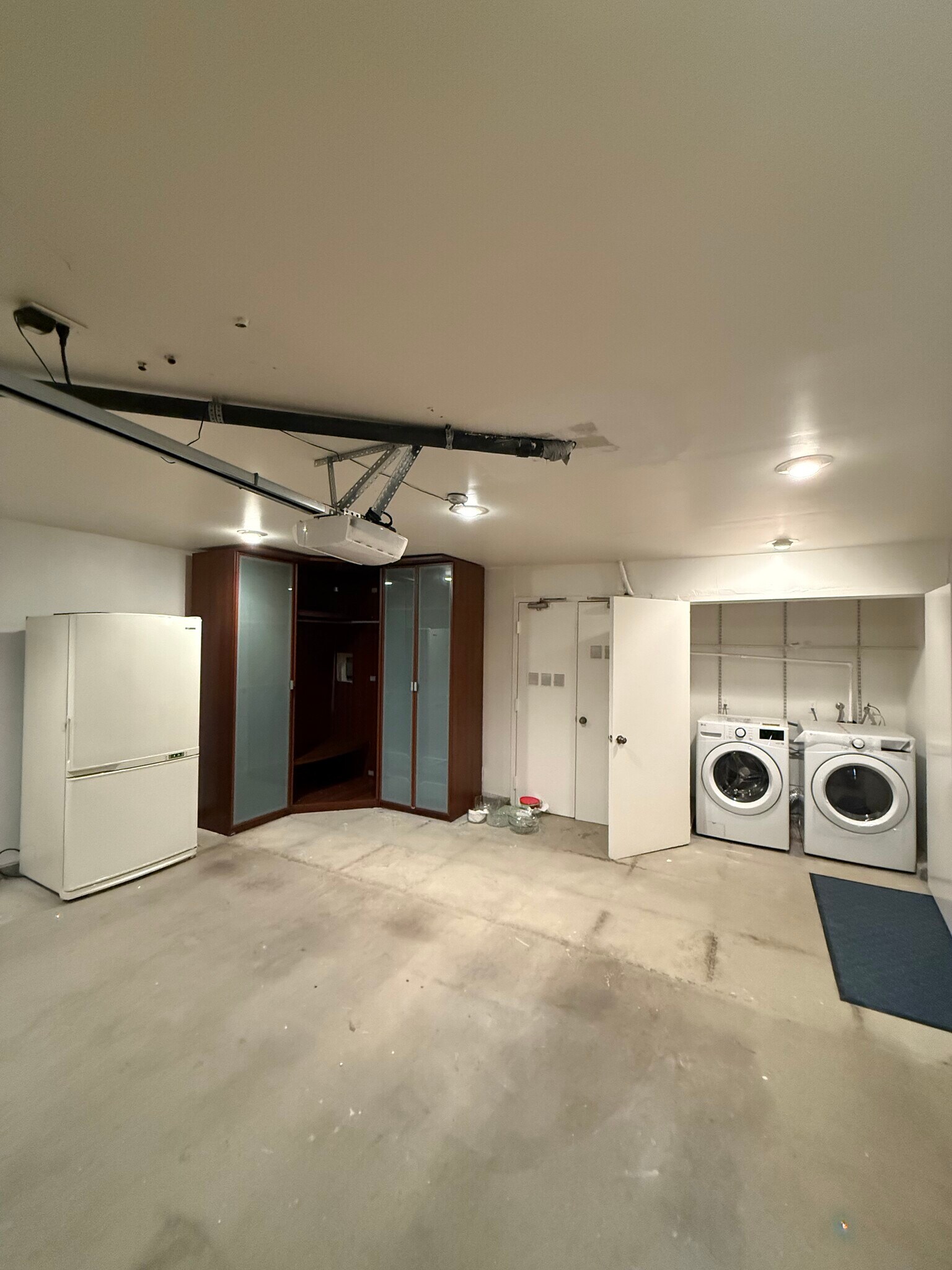 Building Photo - 1700 Palisades Dr