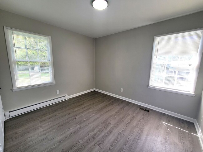 Building Photo - 3 Bedroom Brick Ranch in East Charlotte For Rent!