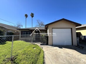 Building Photo - Charming 2bd/1ba Duplex near UCD Med Center