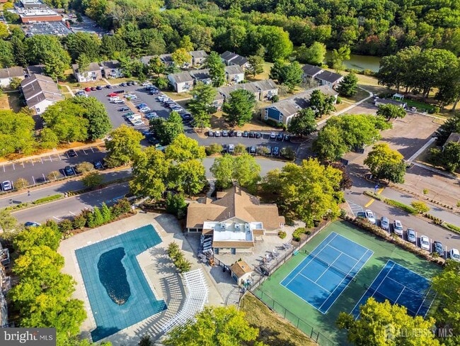 Building Photo - 5 Pond View Dr