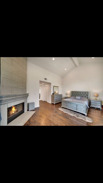 Building Photo - 2950 S Bentley Ave