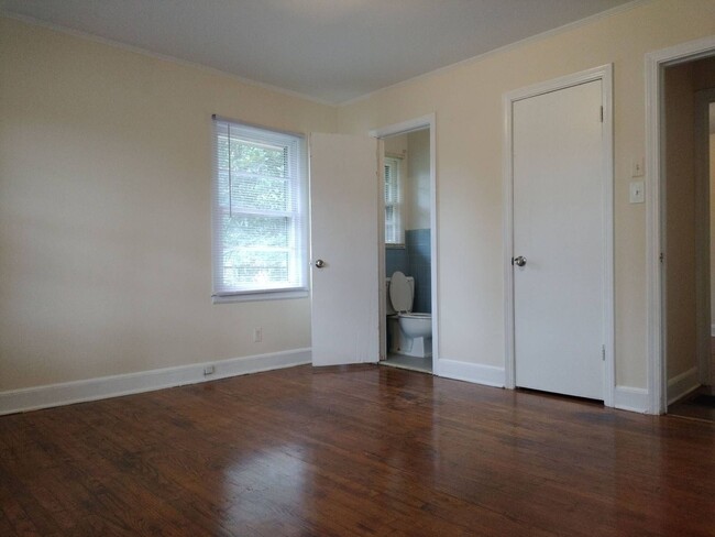 Building Photo - Are you looking for a spacious and 3 bedro...