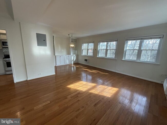 Building Photo - 1927 N Quaker Ln