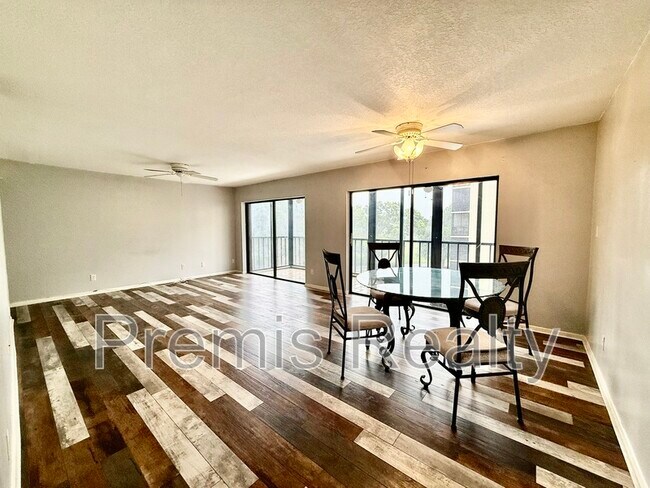 Building Photo - 2800 Cove Cay Dr