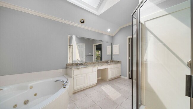 Building Photo - Welcome home to Alden Bridge, where comfort meets The Woodlands lifestyle!