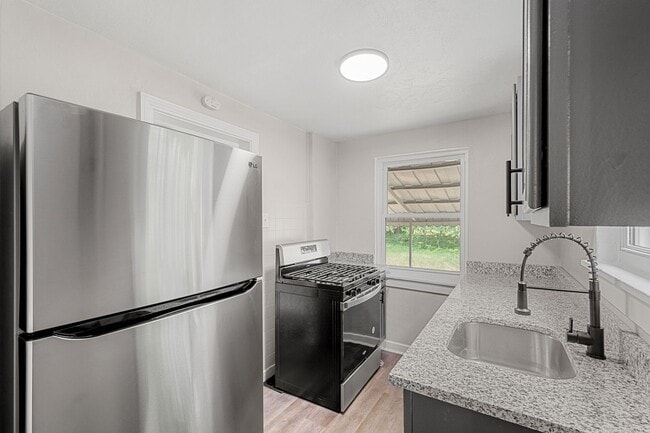 Building Photo - SCORE 50% OFF 1ST MONTH'S RENT IF SIGNED BY MAY 22! Stunning 2 bedroom home in Penn Avenue availa...