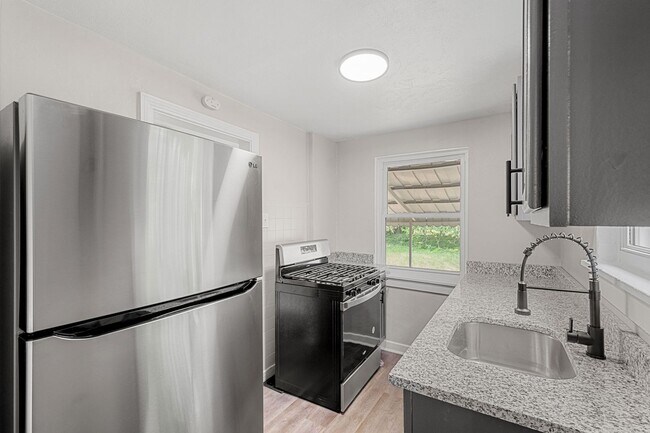 Building Photo - Stunning 2 bedroom home in Penn Avenue available June 1!
