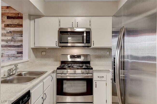 Building Photo - 1544 Hialeah Dr