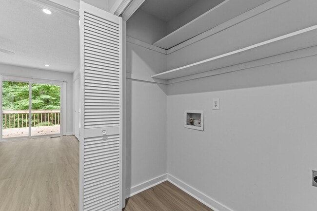 Building Photo - AVAILABLE NOW - Updated 2 Bedroom Duplex w...
