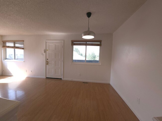 Building Photo - 2 Bedroom Oasis With Covered Parking