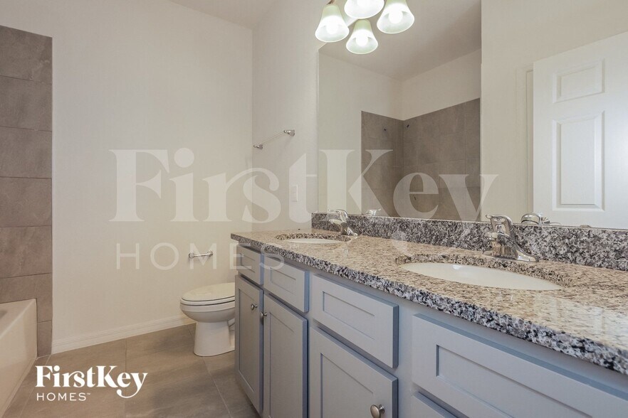 Building Photo - 405 Reina Wy