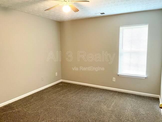 Building Photo - 460 Mountainview Dr