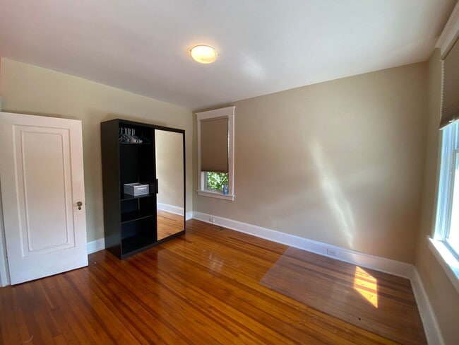 Building Photo - Charming 3 Bedroom/1.5 Bathroom Townhome i...