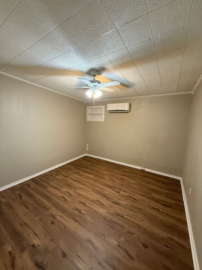 Building Photo - 3 Bedroom 2 Bath - Brook Village