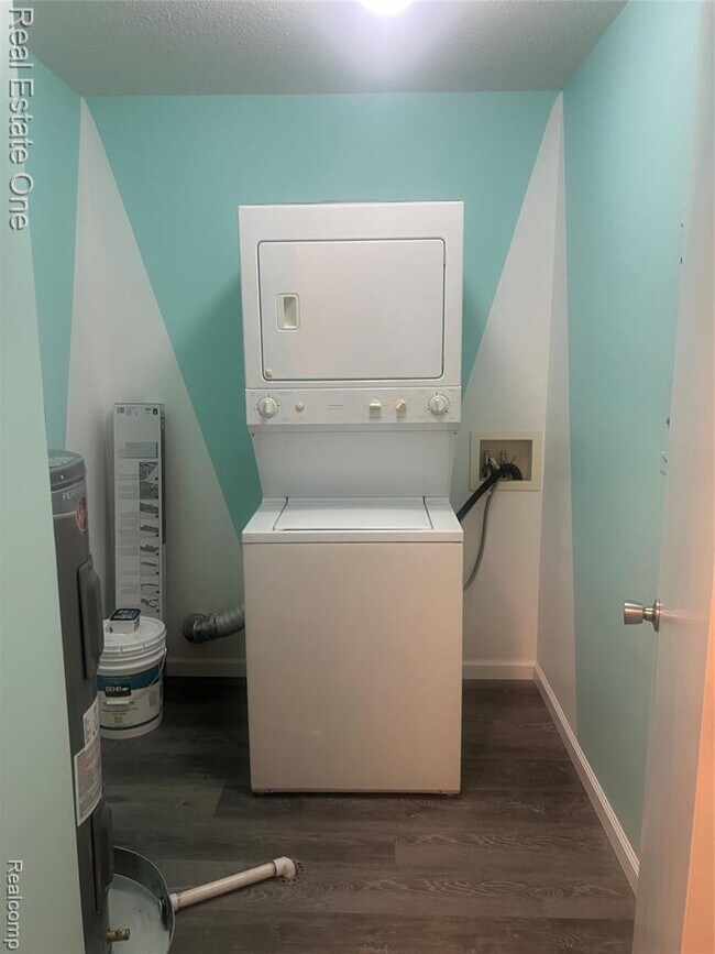 Building Photo - 15815 Lakeside Dr