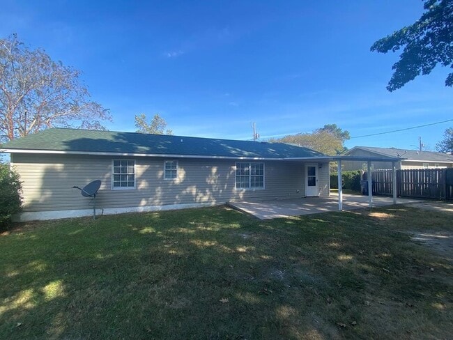 Building Photo - 213 Dahlia Dr