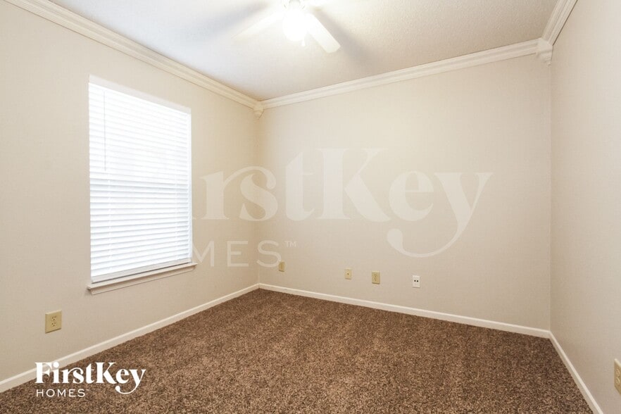Building Photo - 744 Thornwood Ln
