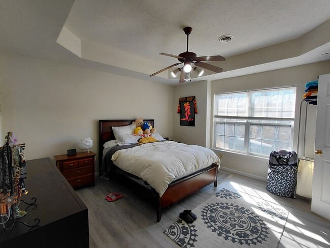 Building Photo - 4 Plex unit close to FLW