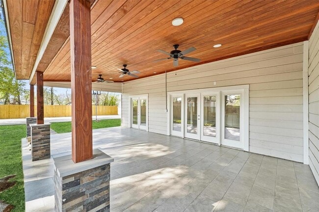 Building Photo - 12811 Shady Knoll Ln