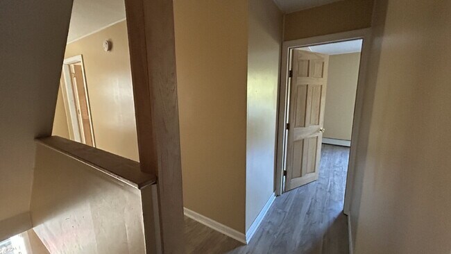Building Photo - Newly updated, bright and spacious 2 bed/1...