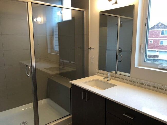 Building Photo - Great Townhome for Rent