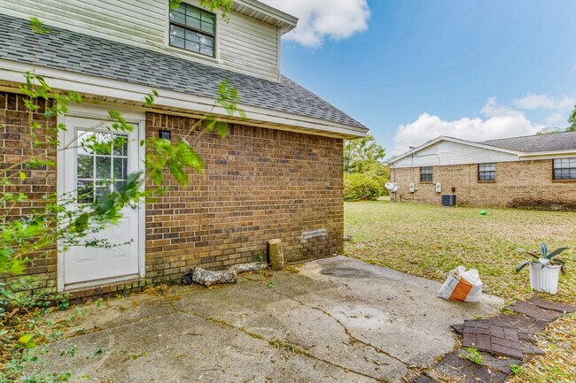 Building Photo - BRIGHT AND BEAUTIFUL DUPLEX CLOSE TO UWF!